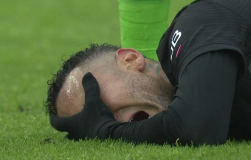 صفعة مشجع تورط نيمار 